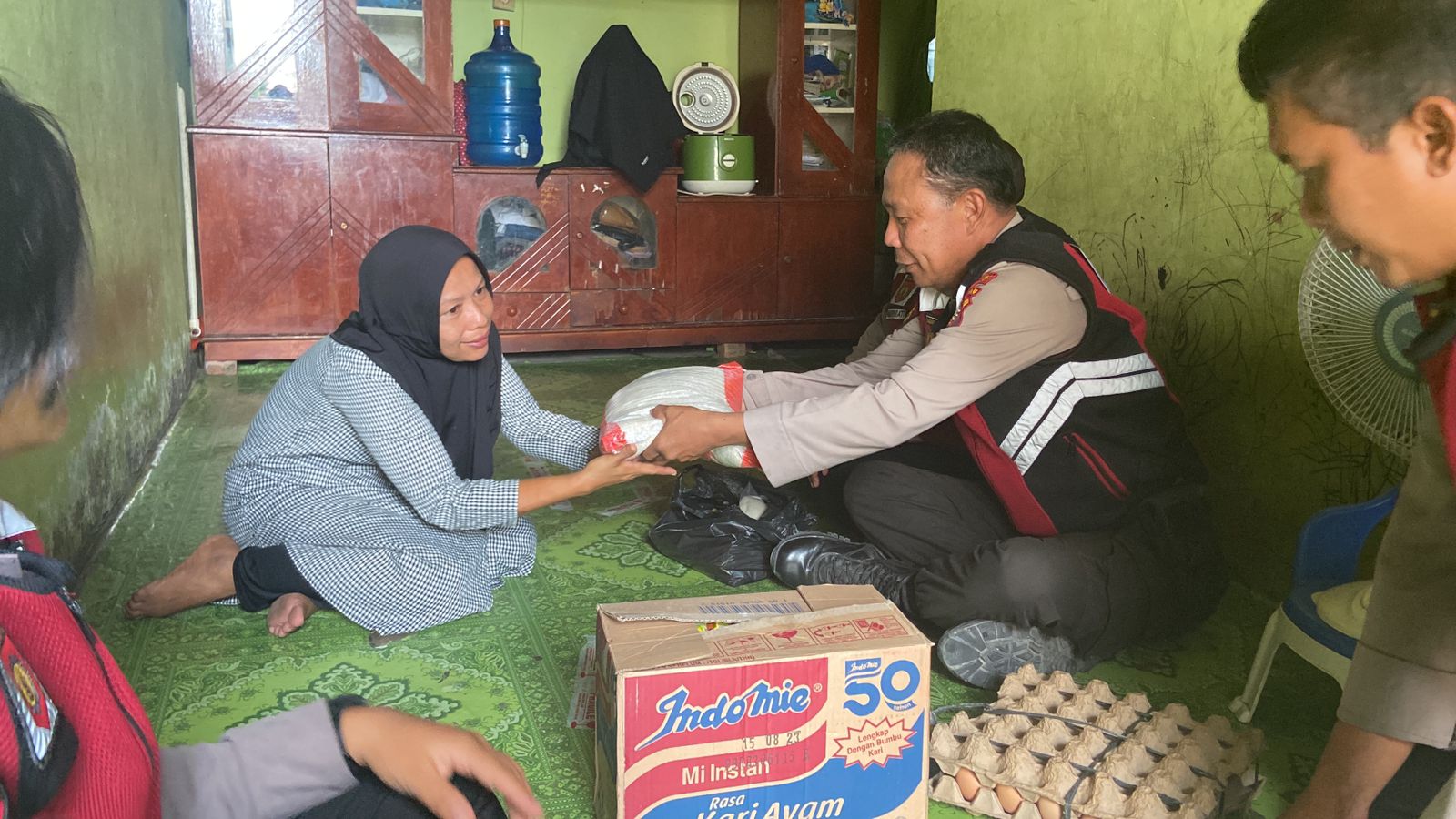 Samapta Polres Dumai Berikan Paket Sembako dan Tali Asih Kepada Warga Buruh Mencuci dan Setrika Keliling